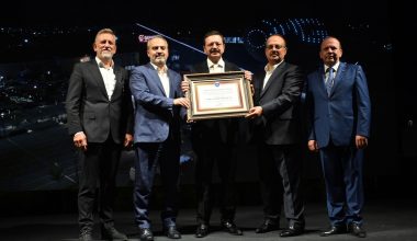 Hisarcıklıoğlu’na ‘Bursa hizmet nişanı’