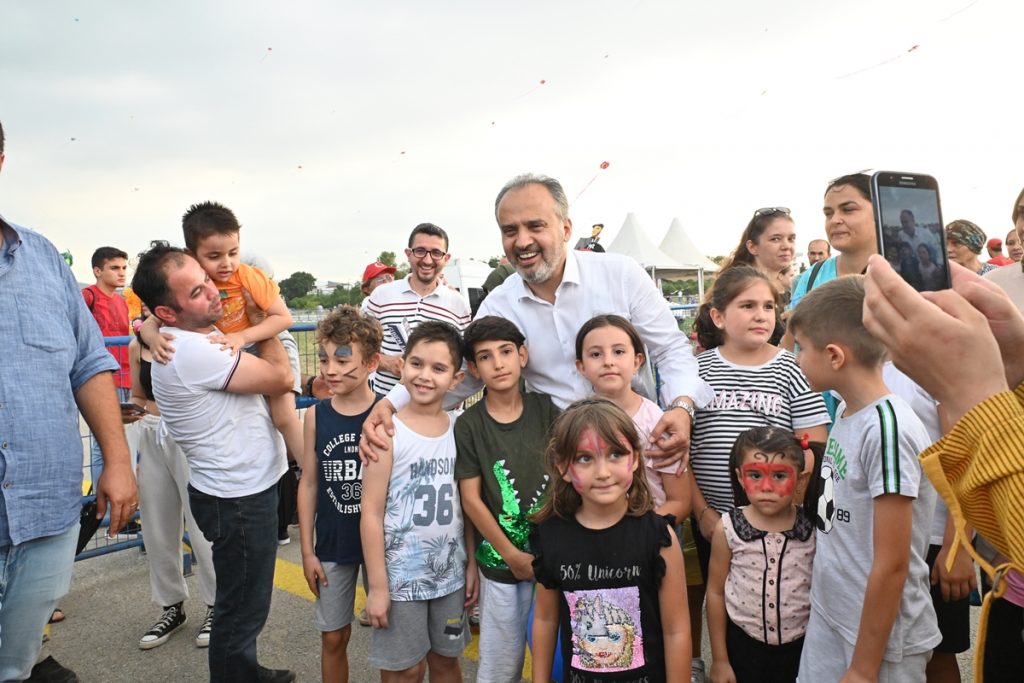 Zafer coşkusu göklere yansıdı