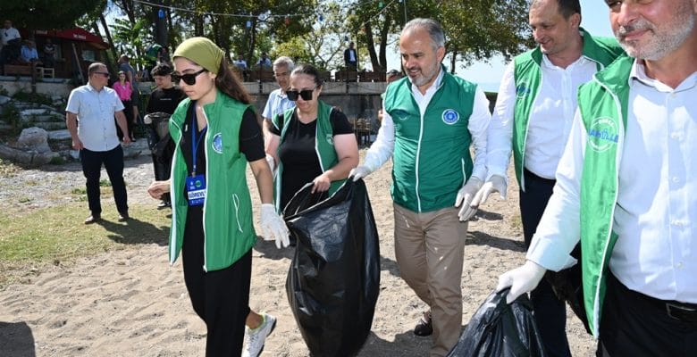 Daha temiz bir çevre için çöp topladılar
