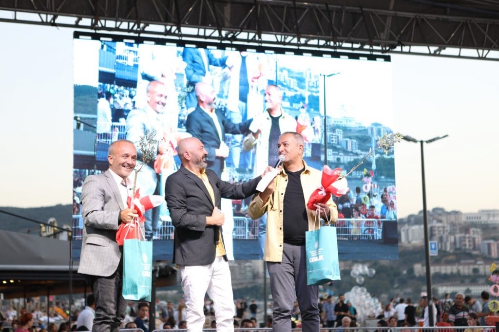 Gazeteciler Yavuz Oğhan ve Akif Beki Gemlik Zeytini Festivali’nde okurlarıyla buluştu