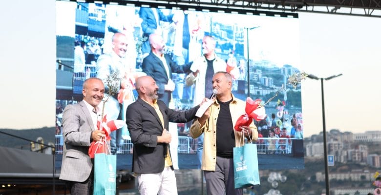 Gazeteciler Yavuz Oğhan ve Akif Beki Gemlik Zeytini Festivali’nde okurlarıyla buluştu