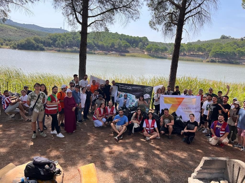 Gemlik Kent Konseyi Gençlik Meclisi, Dünya Çevre Günü’nde Kurtul Göleti çevresini temizledi.