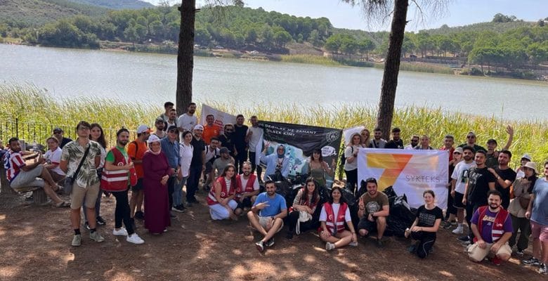Gemlik Kent Konseyi Gençlik Meclisi, Dünya Çevre Günü’nde Kurtul Göleti çevresini temizledi.