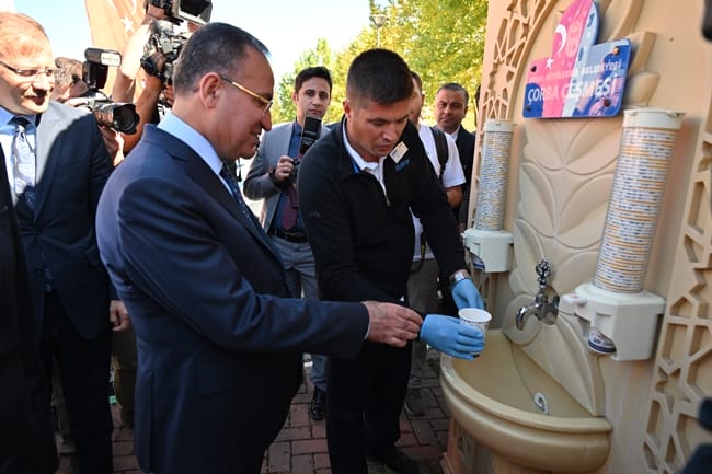 Bakan Bozdağ, çorbayı çeşmeden içti