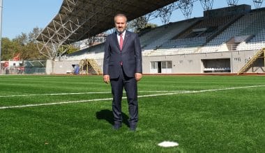Futbol sahaları yenileniyor