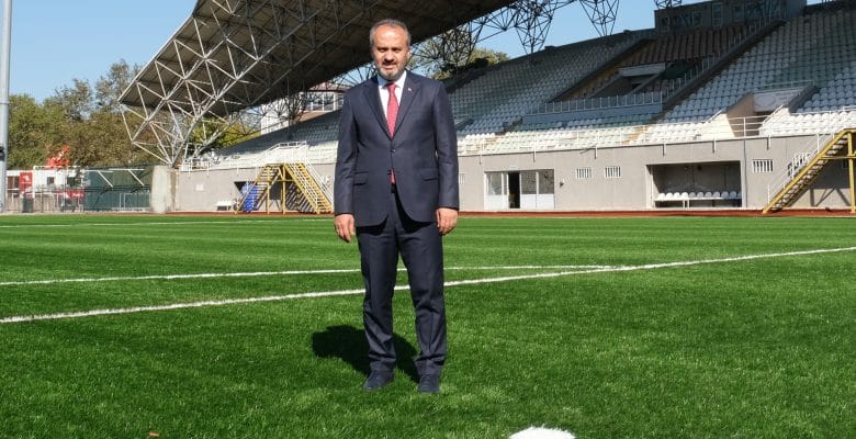 Futbol sahaları yenileniyor