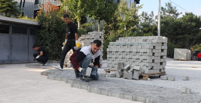 MUDANYA GENELİNDE BETON PARKE ÇALIŞMALARI SÜRÜYOR