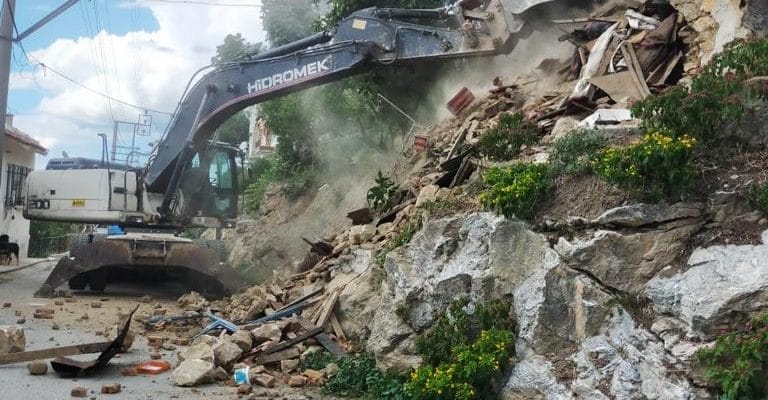 Gemlik’te metruk binalarla mücadele devam ediyor