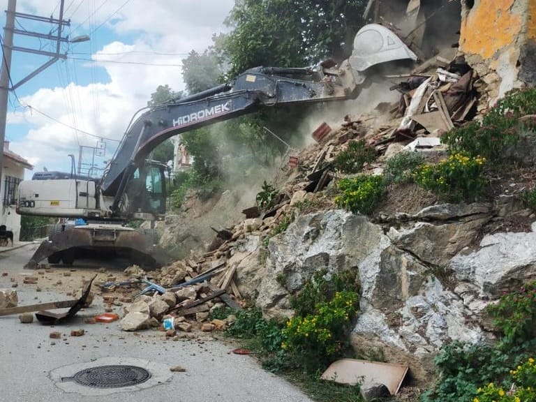 Gemlik’te metruk binalarla mücadele devam ediyor