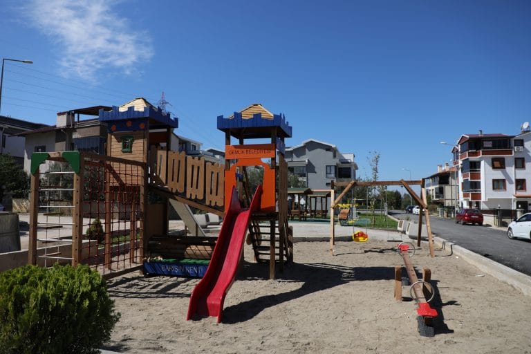 Gemlik’te yeni parklarda ahşap dönemi