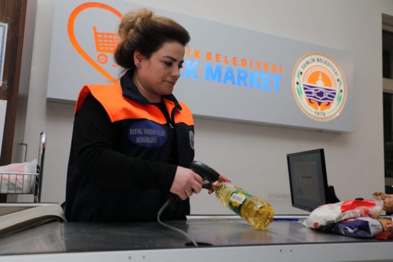 Gemlik’teki bu markette para geçmiyor
