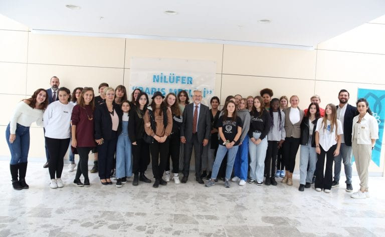 Başkan Erdem kız çocuklarıyla buluştu