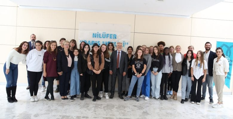 Başkan Erdem kız çocuklarıyla buluştu