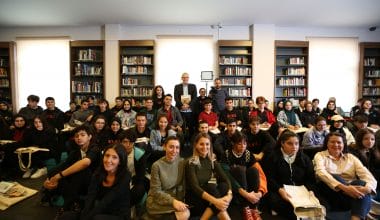 Üzümcü’den öğrencilere: Kendini seven insan okumalıdır