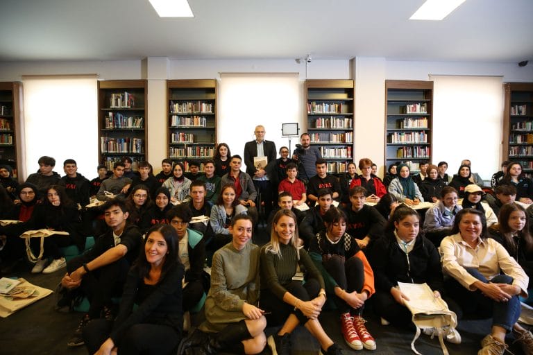 Üzümcü’den öğrencilere: Kendini seven insan okumalıdır