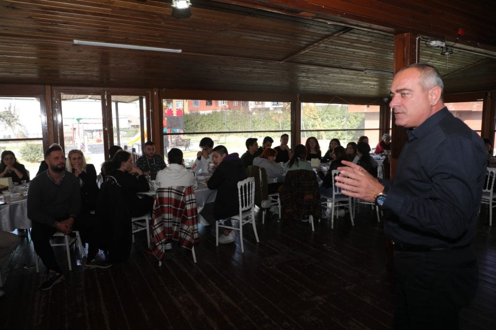 BAŞKAN SERTASLAN ÜNİVERSİTE ÖĞRENCİLERİYLE BİR ARAYA GELDİ