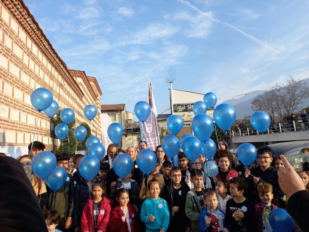 Mavi balonlar ‘diyabet için’ gökyüzünde