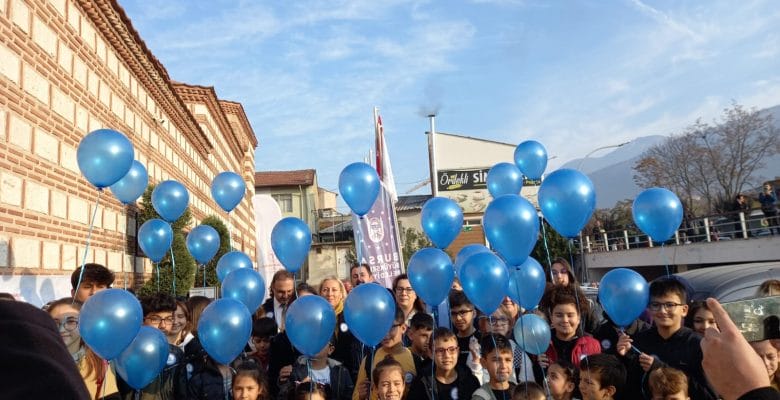 Mavi balonlar ‘diyabet için’ gökyüzünde