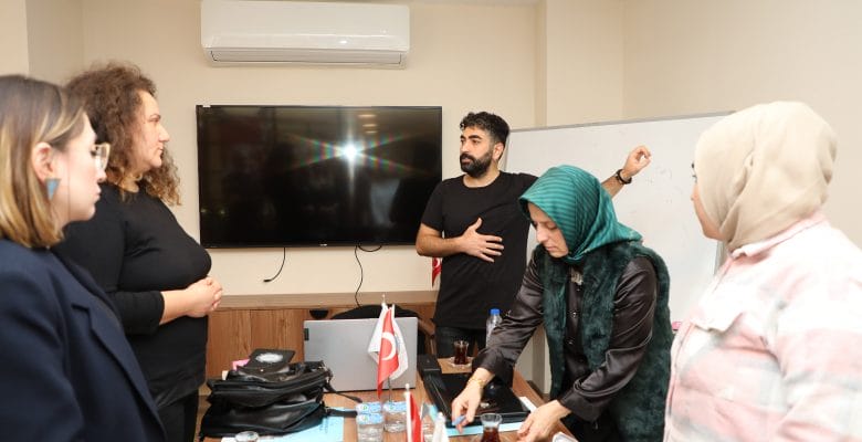 SESLİ KÜTÜPHANE GÖNÜLLÜLERİNE SESLENDİRME EĞİTİMİ BAŞLADI