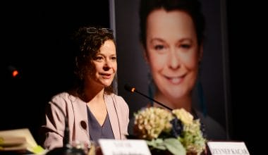 Zeynep Kaçar’dan kadınlara: Yazdıklarınız çekmecede kalmasın Zeynep Kaçar’dan kadınlara: Yazdıklarınız çekmecede kalmasın