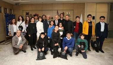 Ödüllü karikatüristler Başkan Erdem ile buluştu