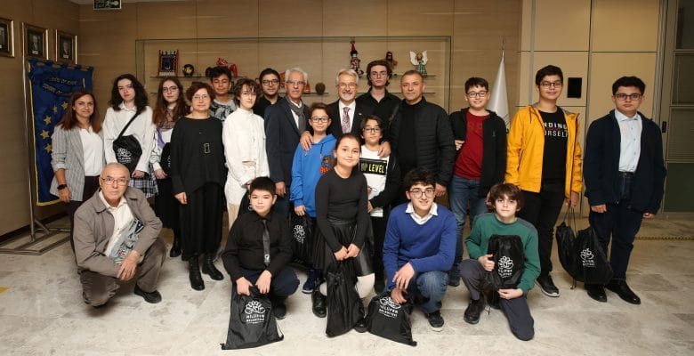 Ödüllü karikatüristler Başkan Erdem ile buluştu