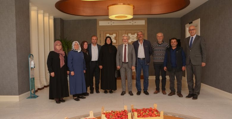 Çilek üreticisi kadınlara Başkan Erdem’den tam destek