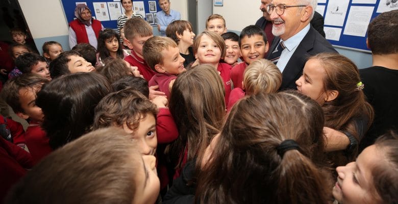 Başkan Erdem’den okullara Öğretmenler Günü ziyareti