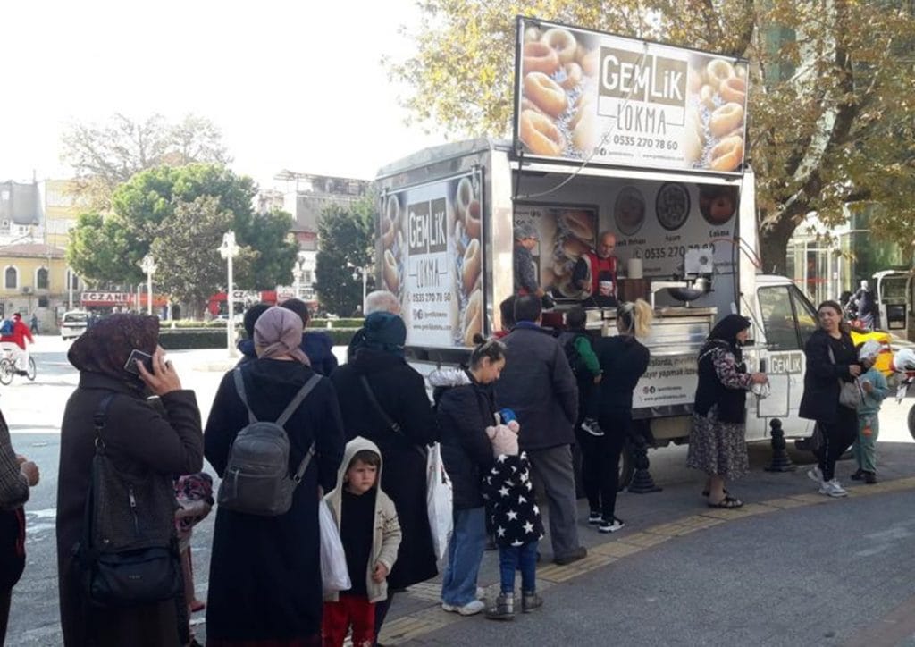 Gemlik Kadın Meclisi Atatürk ve şehitlerimizin ruhuna lokma dağıttı