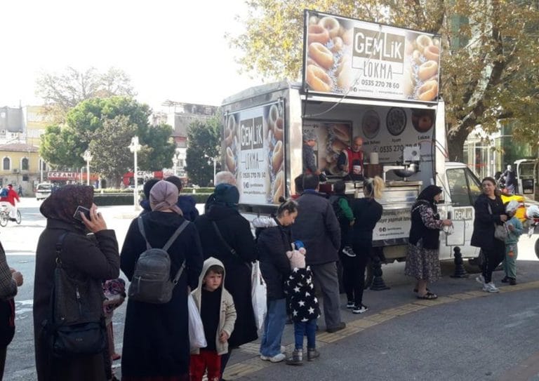 Gemlik Kadın Meclisi Atatürk ve şehitlerimizin ruhuna lokma dağıttı