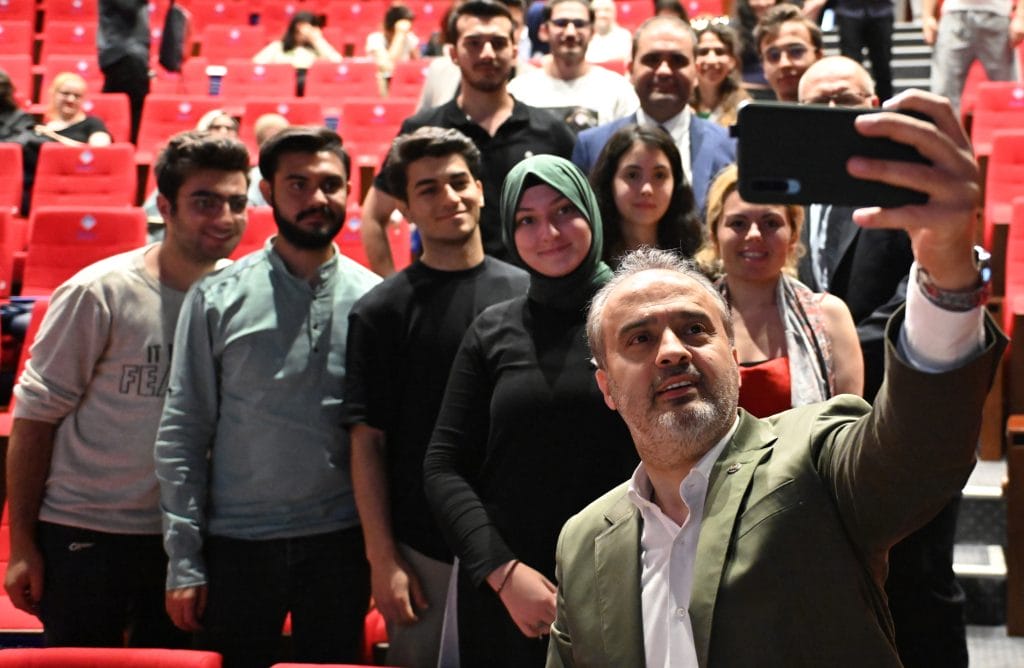 10 bin öğrenci, burslarına kavuştu