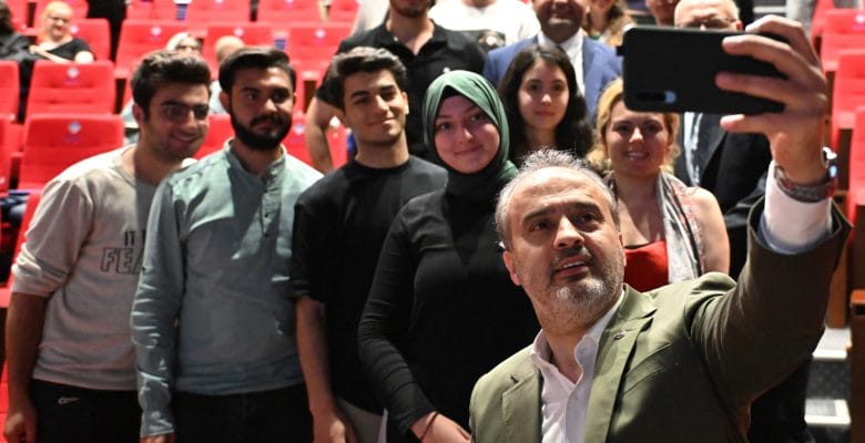 10 bin öğrenci, burslarına kavuştu