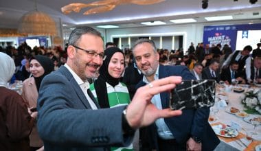 Bakan Kasapoğlu ve Başkan Aktaş gençlerle buluştu Bakan Kasapoğlu ve Başkan Aktaş gençlerle buluştu