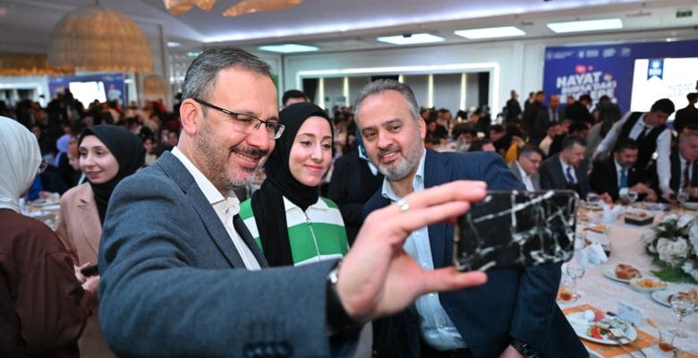 Bakan Kasapoğlu ve Başkan Aktaş gençlerle buluştu