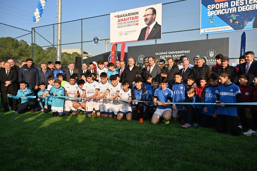 Büyükşehir’den üniversiteye futbol sahası