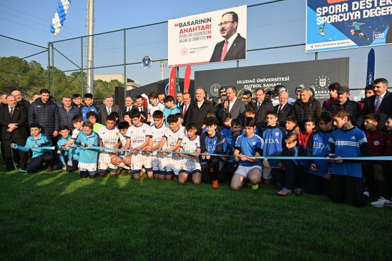 Büyükşehir’den üniversiteye futbol sahası