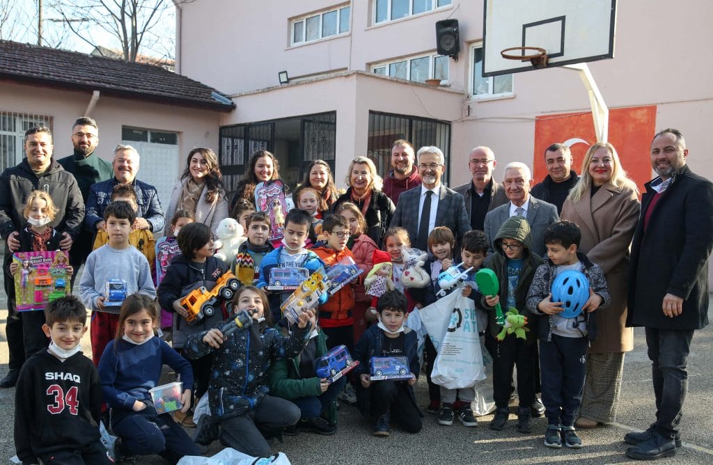 Başkan Erdem’den çocuklara yeni yıl hediyesi