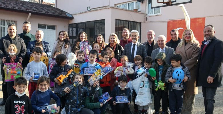 Başkan Erdem’den çocuklara yeni yıl hediyesi