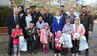 Kırsaldaki çocukların yüzü oyuncakla güldü