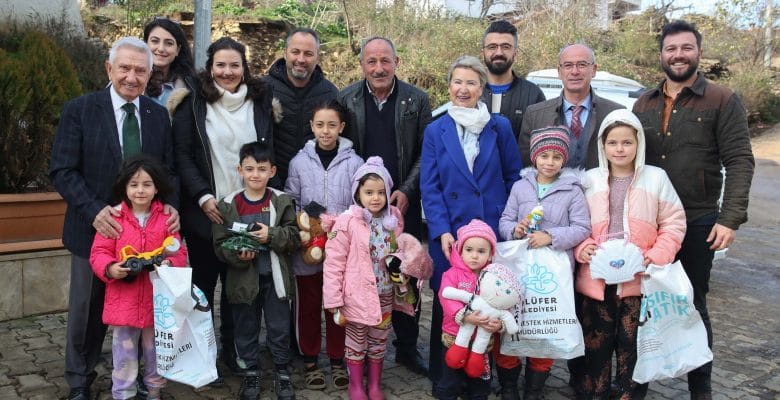 Kırsaldaki çocukların yüzü oyuncakla güldü