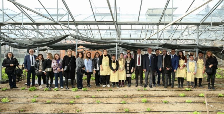 Özel çocuklar okuldaki serada yetiştirdikleri ürünlerden gelir elde ediyor