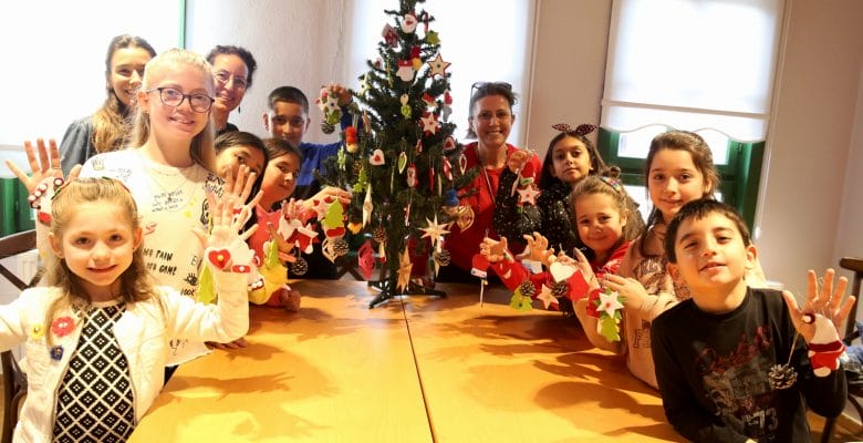 Yılbaşı süslerini kendileri yaptı