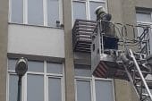 Heykel İnönü Caddesinde Kedi Kurtarma Operasyonu