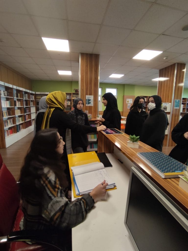 1 YILDA, GEMLİK’TE KÜTÜPHANESİZ OKUL KALMADI