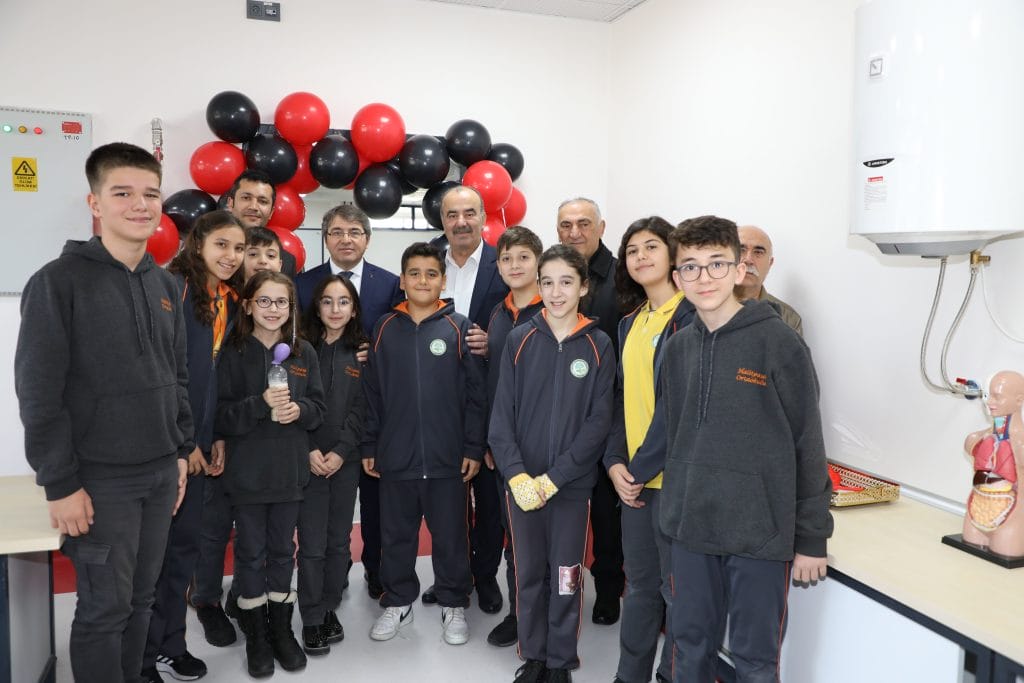 MUDANYA BELEDİYESİ’NDEN ÖĞRENCİLERE FEN BİLİMLERİ LABORATUVARI