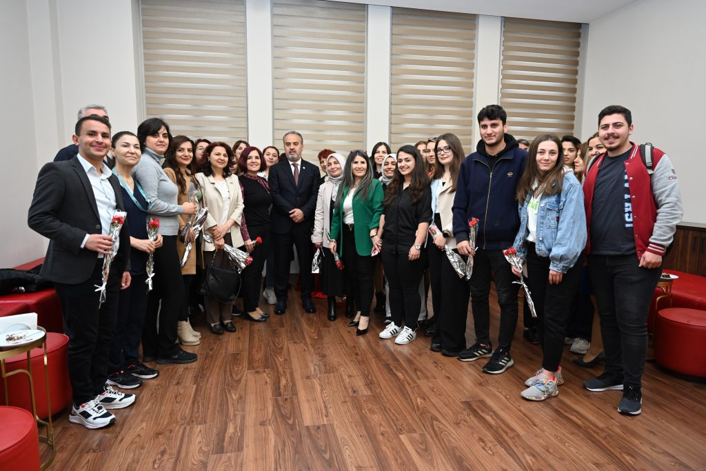 Hemşirelere karanfilli kutlama