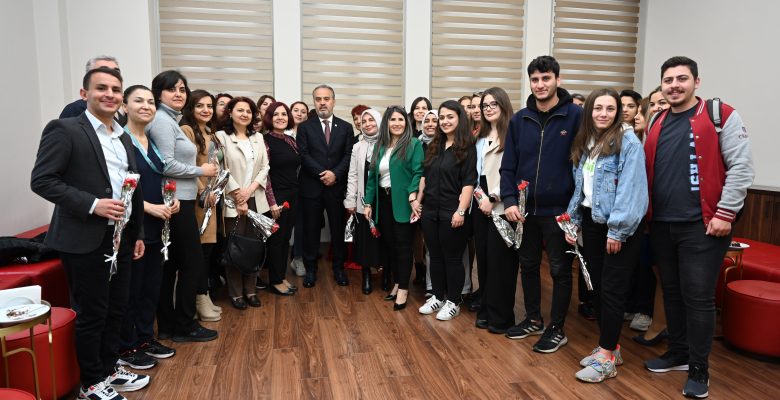 Hemşirelere karanfilli kutlama
