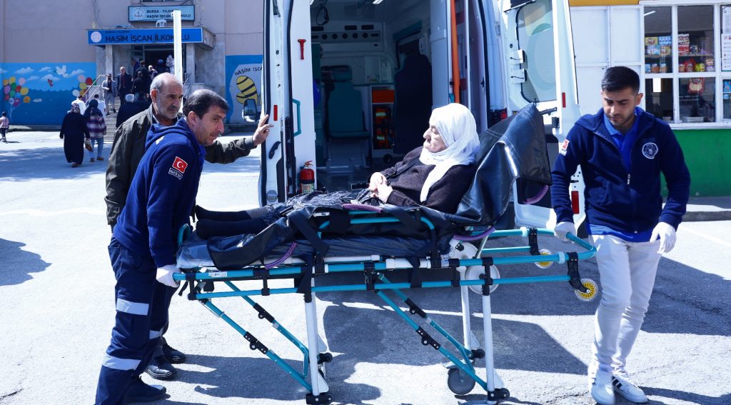 Ambulansla okula, sedye ile sandığa
