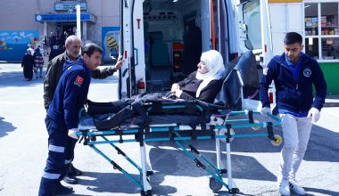 Ambulansla okula, sedye ile sandığa