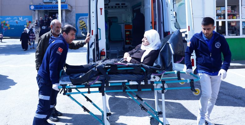 Ambulansla okula, sedye ile sandığa